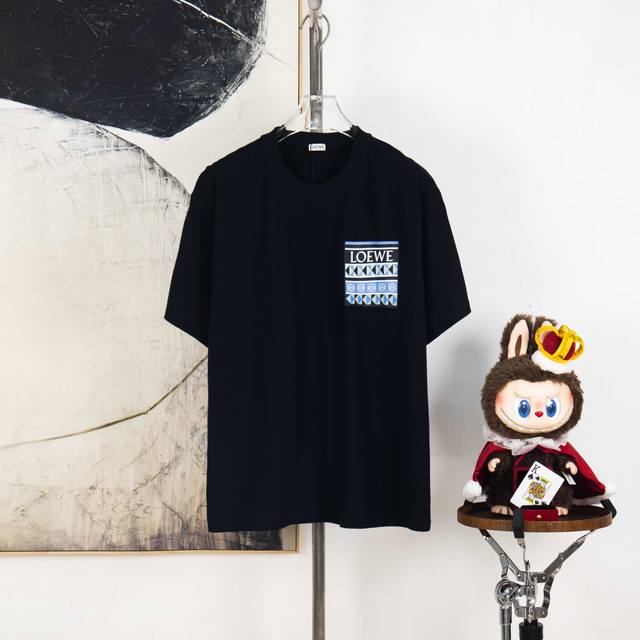 Zp版本［独家供应］ Loewe 罗意威 270克圆领短袖T恤 品牌经典 几何图案口袋印字母Logo压花工艺 官方同步 高版本 高品质 时尚个性 百搭潮流 纯原