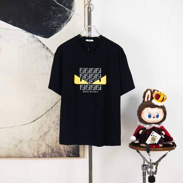 Zp版本［独家供应］ Fendi 芬迪 270克圆领短袖T恤 品牌经典 立体泡芙绒面字母Logo压花工艺 官方同步 高版本 高品质 时尚个性 百搭潮流 纯原品质