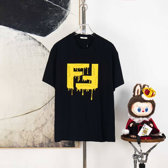 Zp版本［独家供应］ Fendi 芬迪 270克圆领短袖T恤 品牌经典 立体裂纹字母Logo压花工艺 官方同步 高版本 高品质 时尚个性 百搭潮流 纯原品质 原