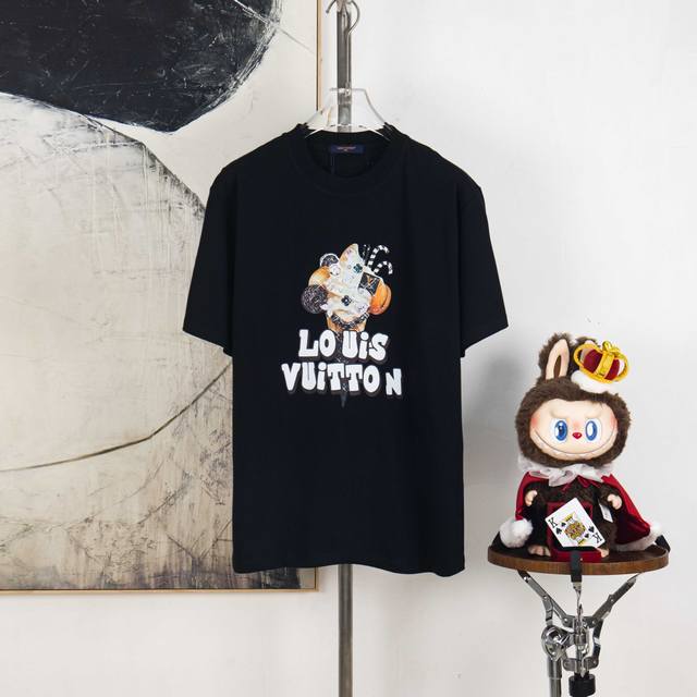 Zp版本［独家供应］ Lv 路易威登 300克圆领短袖T恤 品牌经典 立体 字母Logo压花工艺 官方同步 高版本 高品质 时尚个性 百搭潮流 纯原品质 原版面