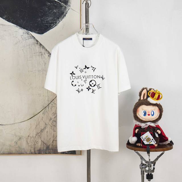 Zp版本［独家供应］ Lv 路易威登 300克圆领短袖T恤 品牌经典 植绒字母Logo压花工艺 官方同步 高版本 高品质 时尚个性 百搭潮流 纯原品质 原版面料