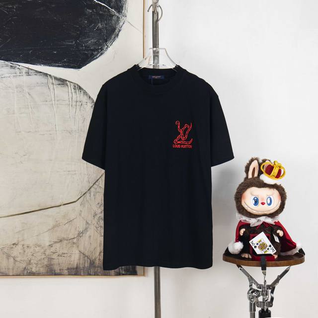 Zp版本［独家供应］ Lv 路易威登 300克圆领短袖T恤 品牌经典 蛇年限定立体胶印字母Logo压花工艺 官方同步 高版本 高品质 时尚个性 百搭潮流 纯原品
