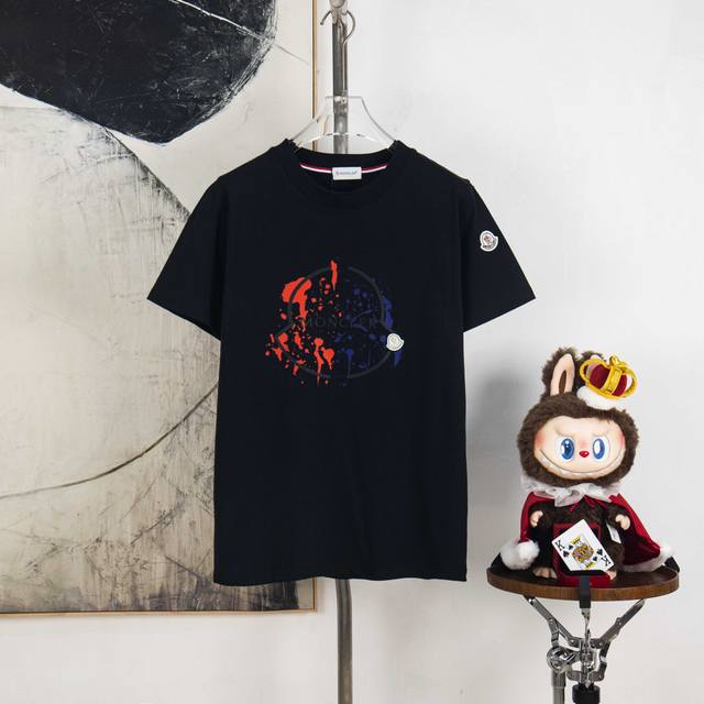 Zp版本［独家供应］ Moncler 蒙口 300克圆领短袖T恤 品牌经典 拼色 泼墨涂鸦 字母Logo压花工艺 官方同步 高版本 高品质 时尚个性 百搭潮流