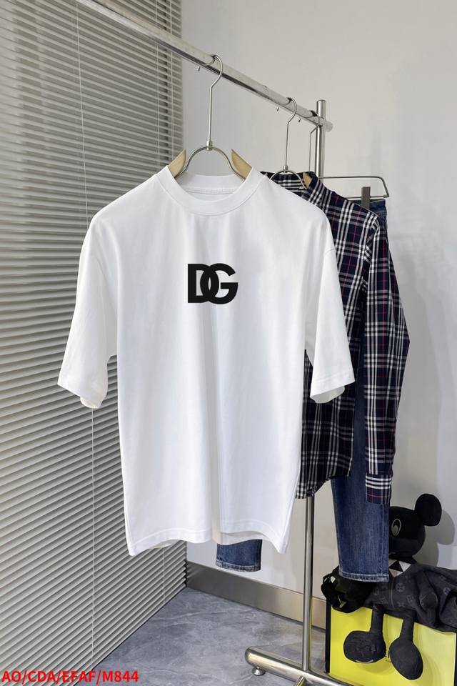 三标齐全 Dgd&G杜嘉班纳 经典胸前Dg标志印花圆领T恤 高版本，高品质。原版面料网红明星同款， 面料为280G纯棉面料，手感非常舒服超级百搭好看的一款短袖