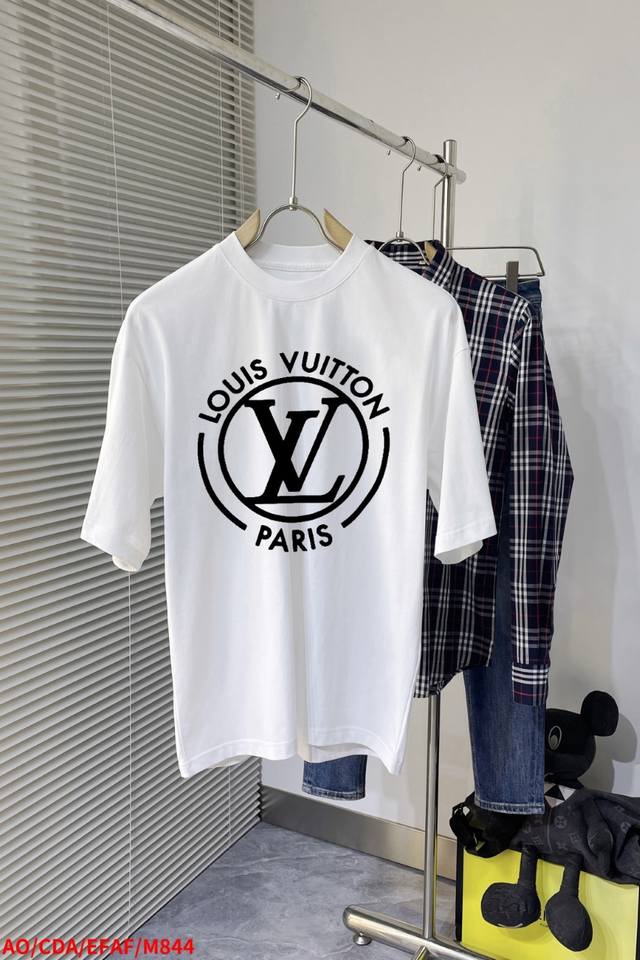 三标齐全 Lv路易威登春夏新款，胸前圆形经典标志T恤 高版本，高品质。原版面料网红明星同款， 面料为280G纯棉面料，手感非常舒服超级百搭好看的一款短袖 男女同