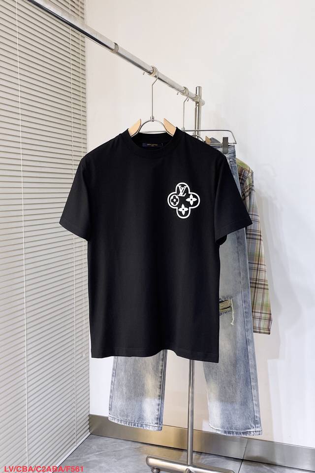 三标齐全 Lv路易威登 春夏新款棉质圆领短袖T恤 胸前饰胶印印花设计 高版本，高品质。原版面料网红明星同款， 面料为280G纯棉面料，手感非常舒服超级百搭好看的