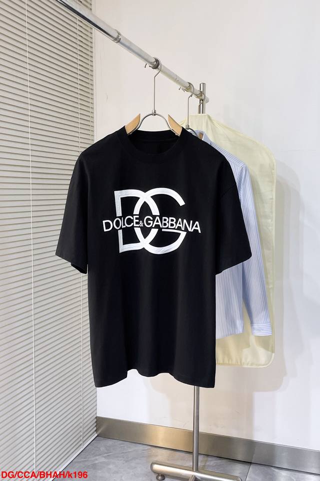 三标齐全 Dgd&G 2025Ss杜嘉班纳圆领T恤 高版本，高品质。原版面料网红明星同款， 面料为280G纯棉面料，手感非常舒服超级百搭好看的一款短袖 男女同款