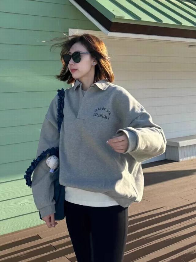 爆款模特图 Fear Of God Essentials Fall24 Back To School系列 Fleece polo 徽标印花套头长袖polo衫 尺