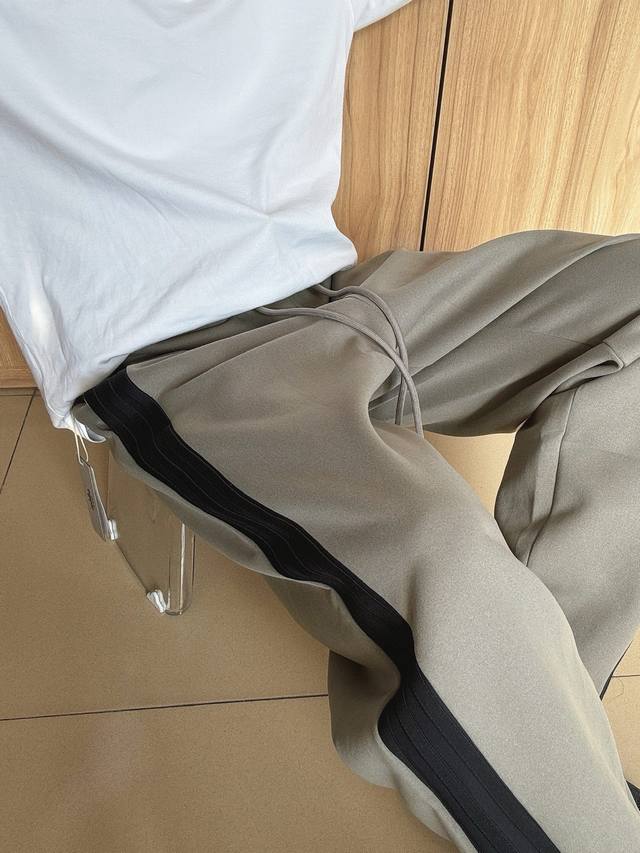 爆款模特图 顶级版本Fear Of God X Adidas 联名款 Athlletics 系列 Adidas 联名款 Fw23 裤边条纹抽绳针织运动裤 男女同