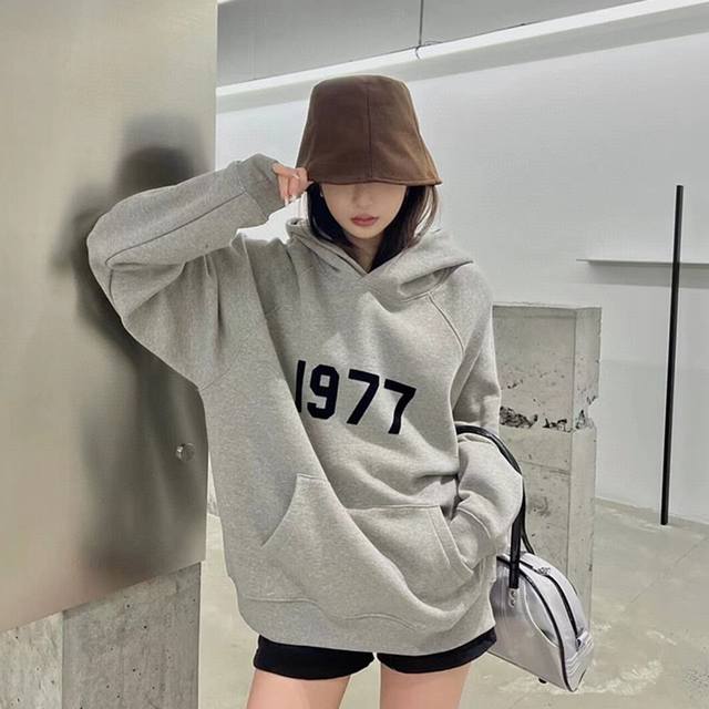 爆款模特图 正确版本、一物一码 Fear Of God Essentials Fog复线 纯棉宽松春秋冬男女情侣同款套头连帽卫衣 1977系列 1977是Jer