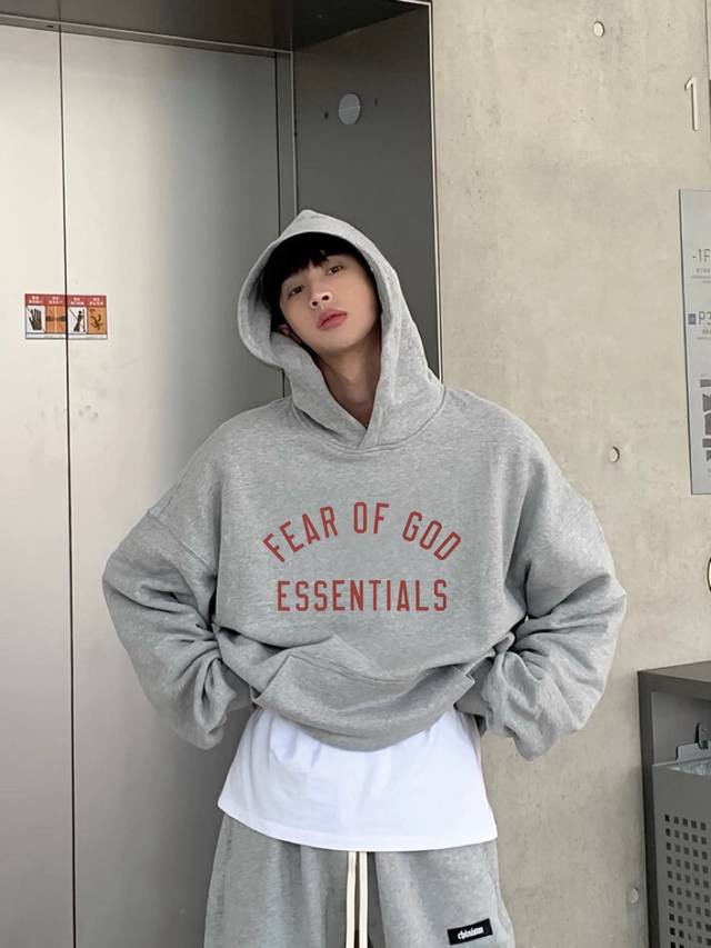 爆款模特图 500克原版面料 Fear Of God Essentials Fall24 Back To School系列 Fleece Hoodie 字母印花