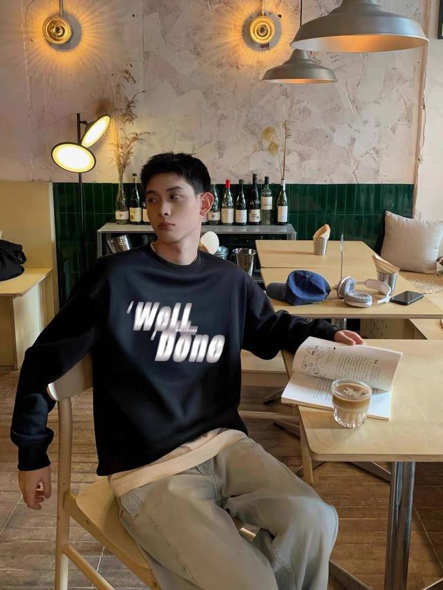 爆款模特图 We11Done Track 新款幻影字母印花美式潮牌秋冬男士情侣宽松休闲圆领圆领卫衣 面料采用480G32支双股赛络紧密纺单纱 结构紧密耐磨性好