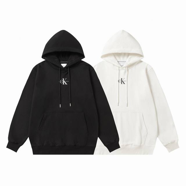 款号：901 Calvin Kleinck连帽印花卫衣 原版刻字Ck鸡眼 帽绳 原版定制吊牌 主唛 4张洗水唛 460克 %纯棉食毛面料 Os版型 偏大 搭配原