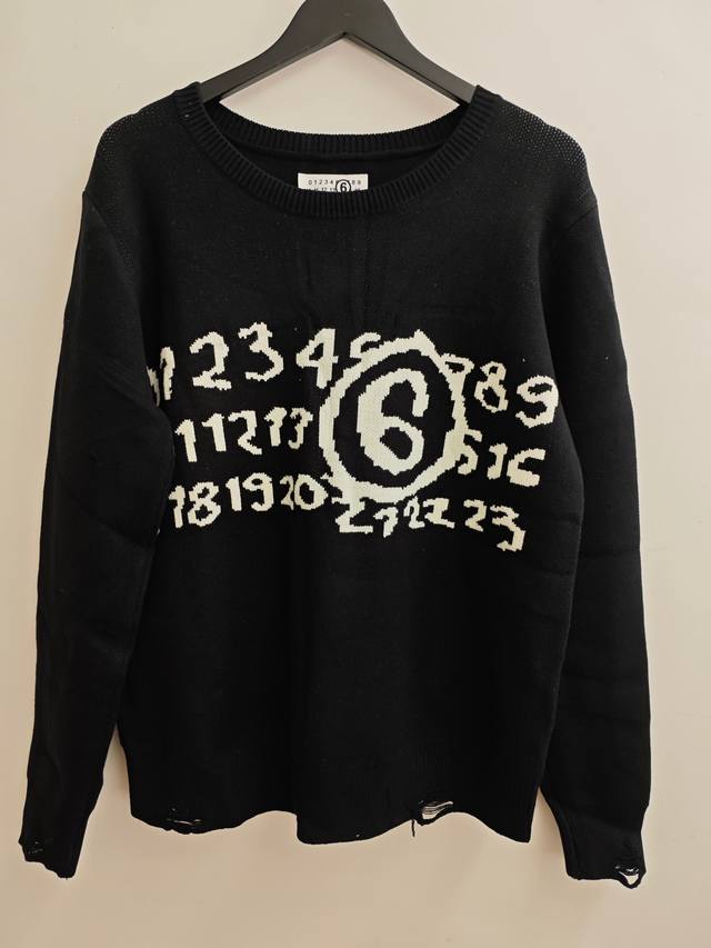 款号 M224 Mm6 Maison Margiela 数字印花圆领套头落肩长袖毛衣 男女同款 颜色 : 黑色 尺码 : 44 46 48 50