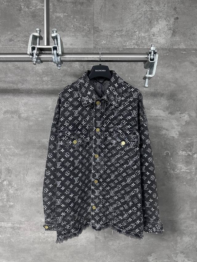 Lv 路易威登 老花满印烫钻牛仔外套 面料采用牛仔布缝制，满印Monogram提花图案，采用烫钻工艺钻饰构成品牌经典图案，五金开模，整体走线平直细腻，面料舒适柔