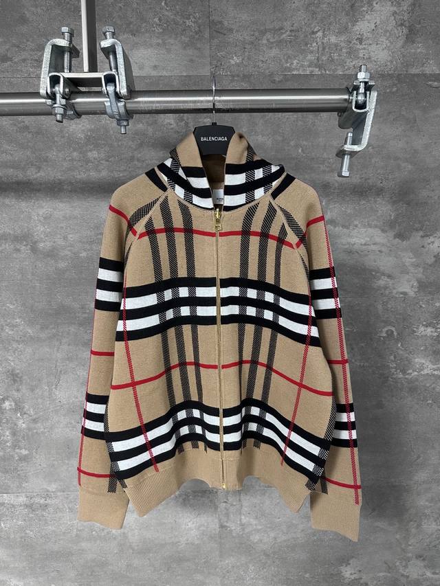 Burberry 巴宝莉 战马双面穿羊绒格纹连帽外套 工艺说明：定制Yb羊毛针织材质 质感舒适 亲肤保暖 连帽拉链卫衣版型 穿脱方便 松弛感拉满 正面通体以蓝紫