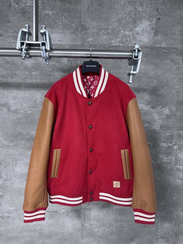 Lv 路易威登 25Ss新款拼皮满印皮标老花棒球服外套 男女同款 宽松版型 出自 2025 秋冬秀场，为经典风格注入优雅气息。醒目绵羊毛衣身映衬牛皮革衣袖，致意