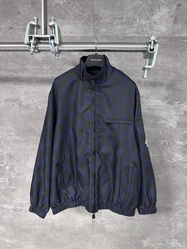 Lv 路易威登 25Ss春夏新款棋盘格拉链暗纹立领外套 Size：46 48 50 52 以摩登格调演绎品牌经典元素，瞩目亮相 春夏秀场。明快色调描绘放大版 D