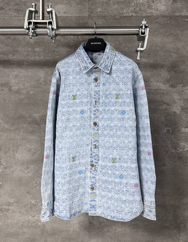 Lv 路易威登 Tyler联名彩色提花满印牛仔衬衫 采用优质牛仔面料制成，经过特殊水洗工艺处理呈现独特做旧效果。主体饰有品牌标志性的Monogram Cray全