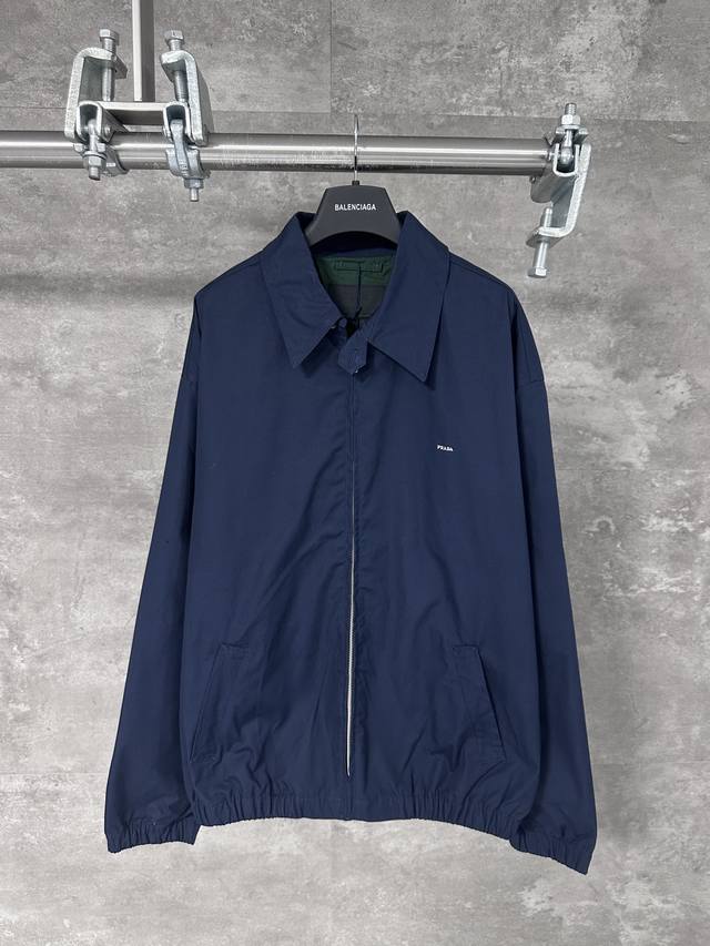 prada 普拉达 小字母Logo双面双色拼色夹克新款棉质翻领夹克外套，这款以棉质面料制作而成，以休闲风格为特色，呈现柔和轻盈的轮廓。正面普家刺绣字母微标，拉链