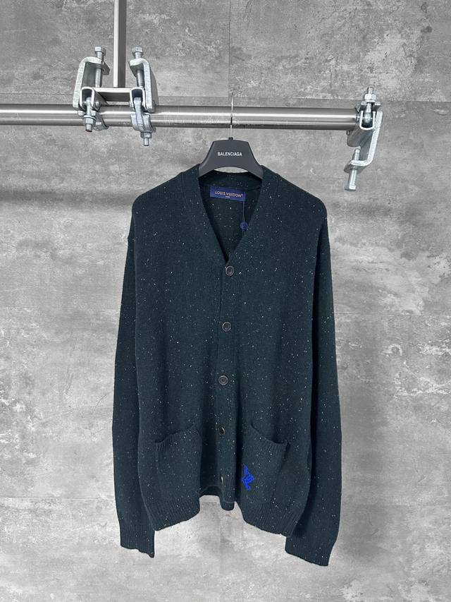 Lv 路易威登 拼纱撞色斑点山羊绒针织开衫 本款柔软山羊绒针织开衫为深邃衣身点缀撞色斑点元素，再为左袋刺绣精致质感V标识，呼应pharrellwilliams与