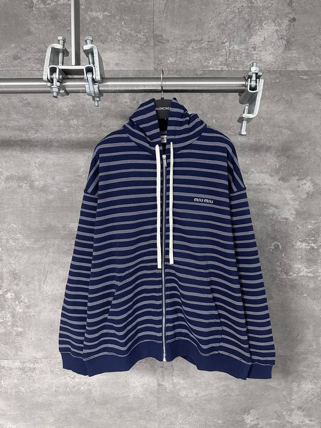 Miumiu 缪缪 25Ss新款条纹Logo刺绣连帽拉链外套夹克 采用50支 400克双股精纺棉纱，纱线细密强韧，确保面料轻薄柔滑且不易变形。为单品独家开发条纹