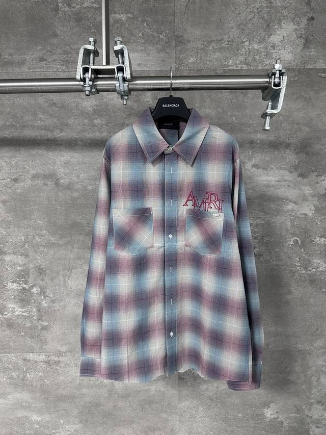 Amiri Ss春夏新款新配色，针织长袖翻领衬衣，定制纱线彩色格纹面料，下摆磨边做旧效果，前胸对称贴布口袋，品牌Logo字母刺绣点缀，后背大圆红色刺绣！ 男女同