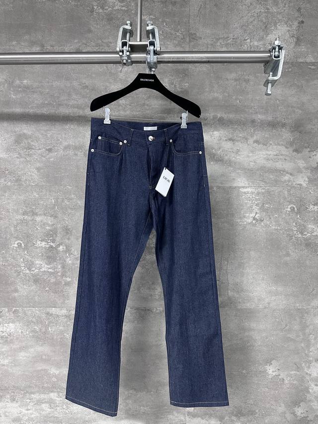 Dior 迪奥 25Fw 秋冬新款 直筒休闲牛仔长裤 采用海军蓝色棉质牛仔布 后侧饰以迪奥之爱皮革标牌 腰带环 五口袋设计 搭配硬币口袋 拉链和纽扣开合 侧面弧