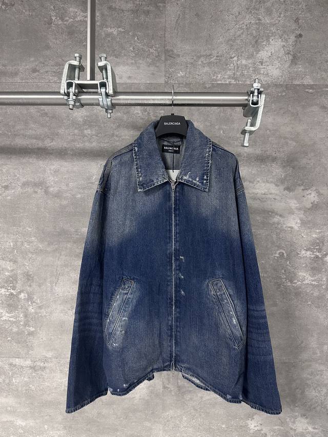 Blcg 巴黎世家 25Ss 割破磨烂做旧复古牛仔拉链外套 面料采用意大利进口高密 纯棉斜纹丹宁材质 窄幅面料损耗极大 还原宽松垂落感 面料先做洗水退桨 洗水工