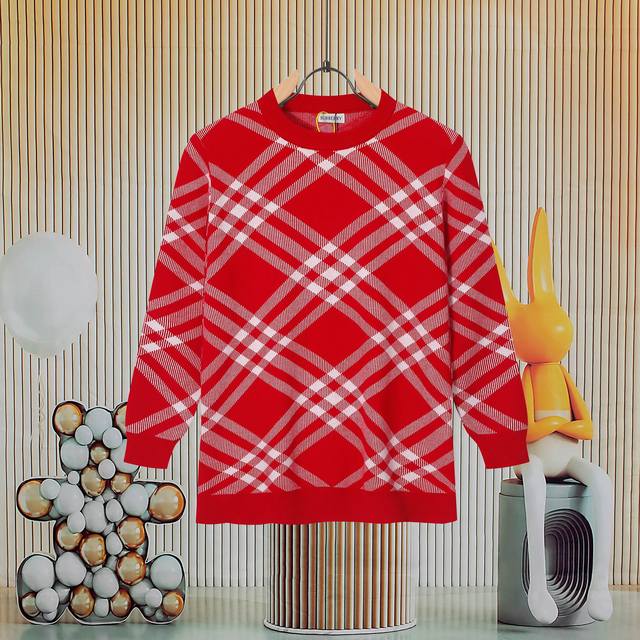 Burberry 巴宝莉 拼色红色斜格纹圆领毛衣 男女同款 情侣素款 全部对色定染羊绒混纺羊毛针织衫 呈现提花精纺的斜格纹图案 柔软亲肤 双层针织很厚实 面料柔