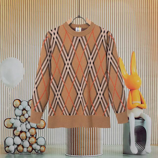 Burberry 巴宝莉 拼色斜格纹圆领毛衣 男女同款 情侣素款 全部对色定染羊绒混纺羊毛针织衫 呈现提花精纺的斜格纹图案 柔软亲肤 双层针织很厚实 面料柔软极