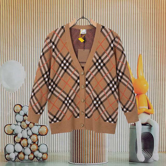 Burberry 巴宝莉 拼色斜格纹开衫针织毛衣外套 精准对版对格 男女同款 情侣素款 全部对色定染羊绒混纺羊毛针织衫 呈现提花精纺的斜格纹图案 柔软亲肤 双层