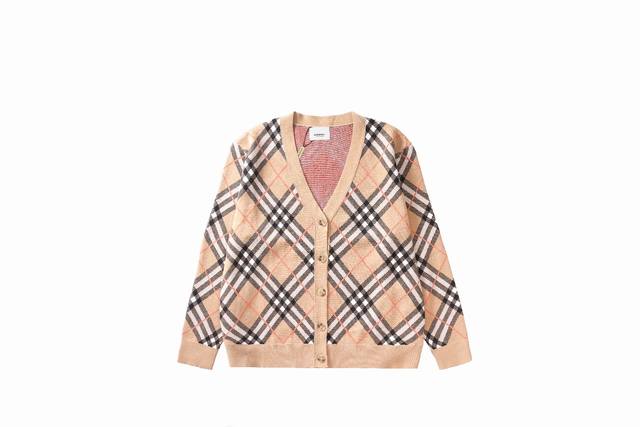 Burberry 巴宝莉 拼色斜格纹开衫针织毛衣外套 精准对版对格 男女同款 情侣素款 全部对色定染羊绒混纺羊毛针织衫 呈现提花精纺的斜格纹图案 柔软亲肤 双层