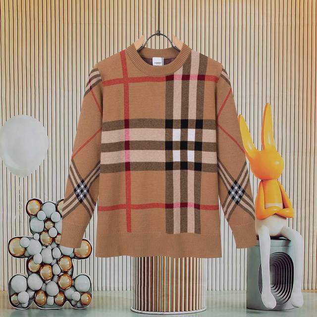 Burberry 巴宝莉 拼色格纹圆领毛衣 男女同款 情侣素款 全部对色定染羊毛针织毛衣 呈现提花精纺的格纹图案 柔软亲肤 双层针织很厚实 面料柔软极为舒适 亲