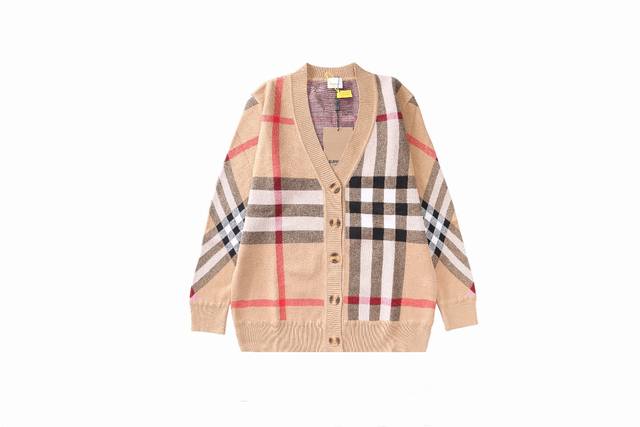 Burberry 巴宝莉 拼色格纹开衫针织毛衣外套 男女同款 情侣素款 全部对色定染羊毛针织衫 呈现提花精纺的格纹图案 柔软亲肤 双层针织很厚实 面料柔软极为舒