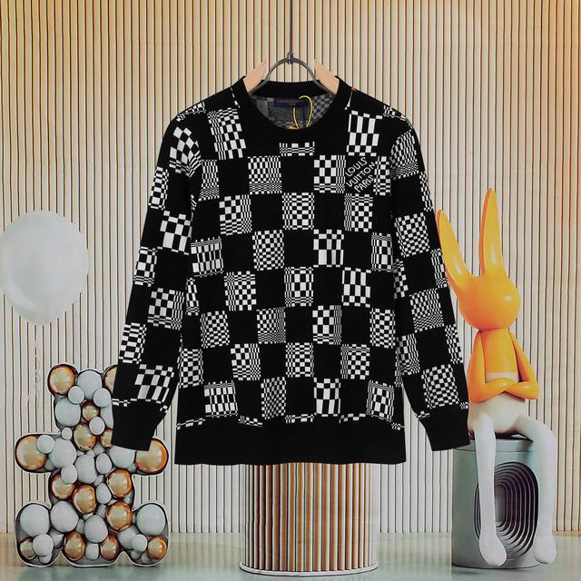 爆款Louis Vuitton 路易威登新款男装Lv 棋盘格针织毛衣，非常简洁大方 间色条纹清晰 随便搭什么都时尚感倍佳 做工细节方面 原版开模 与官网1:1