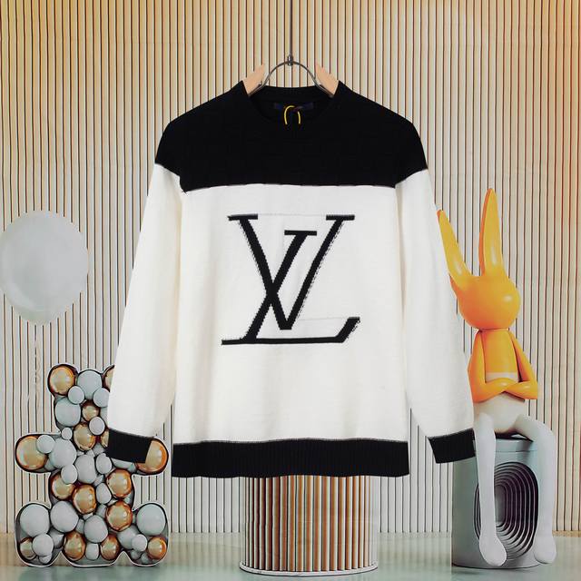 Lv大Logo圆领毛衣 Louisvuitton 官网一致款式 面料:仿羊绒精品针织面料 工艺：进口机器胸口编制字母大标工艺 上半身以格子相并 配套：三标齐全