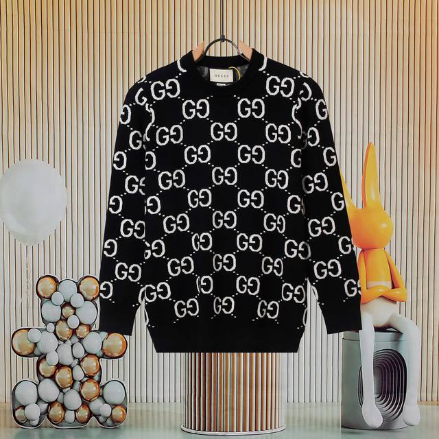爆款Gucci 古驰满印Logo连接针织毛衣 细节做工顶级版本 包芯纱毛料触感非常舒服 软糯丝滑 手感超好 版型特别舒适 颜值超级高 颜色搭配美极了 做工超细致