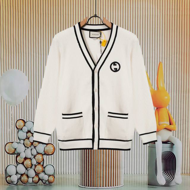 Gucci 古驰 拼色休闲单排扣针织开衫 秋冬新款开衫毛衣走秀款 今年最新最火元素非常洋气 独家定制原版羊毛混纺面料 垂感超好 不易褶皱不起球 细节走线完美无瑕