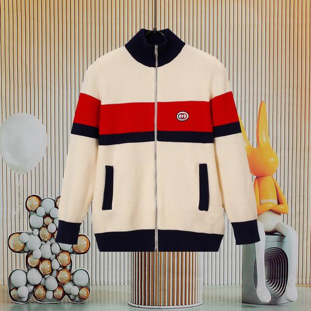爆款Gucci 采用高端毛料针织 .简洁大气，条纹清晰，细节做工与官网1:1同步 毛料触感非常舒服 软糯丝滑 手感超好 可对比市场品质不怕货比三家. 超级重工艺