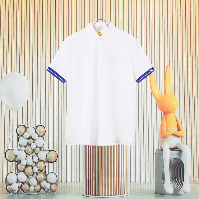 Burberry经典袖口织带战马袖标polo衫 高版本面料选择：专柜定制面料 区别通货 选用珠地网眼布棉质面料打造，表面分布细密的网眼结构，增强其透气性。棉纱原