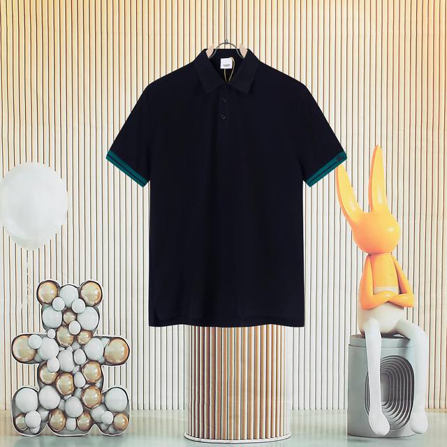 Burberry经典袖口织带战马袖标polo衫 高版本面料选择：专柜定制面料 区别通货 选用珠地网眼布棉质面料打造，表面分布细密的网眼结构，增强其透气性。棉纱原