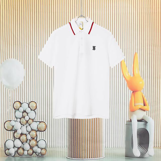 Burberry经典织带门襟Tb刺绣Logo标识polo衫 高版本面料选择：专柜定制面料 区别通货 选用珠地网眼布棉质面料打造，表面分布细密的网眼结构，增强其透