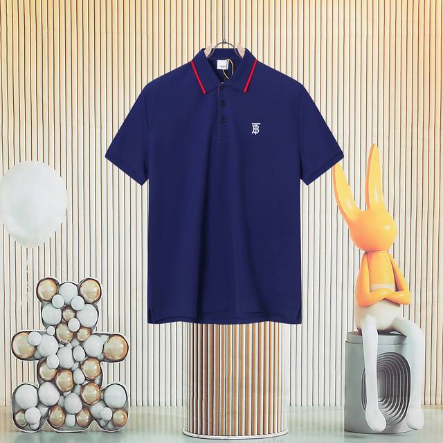 Burberry经典织带门襟Tb刺绣Logo标识polo衫 高版本面料选择：专柜定制面料 区别通货 选用珠地网眼布棉质面料打造，表面分布细密的网眼结构，增强其透