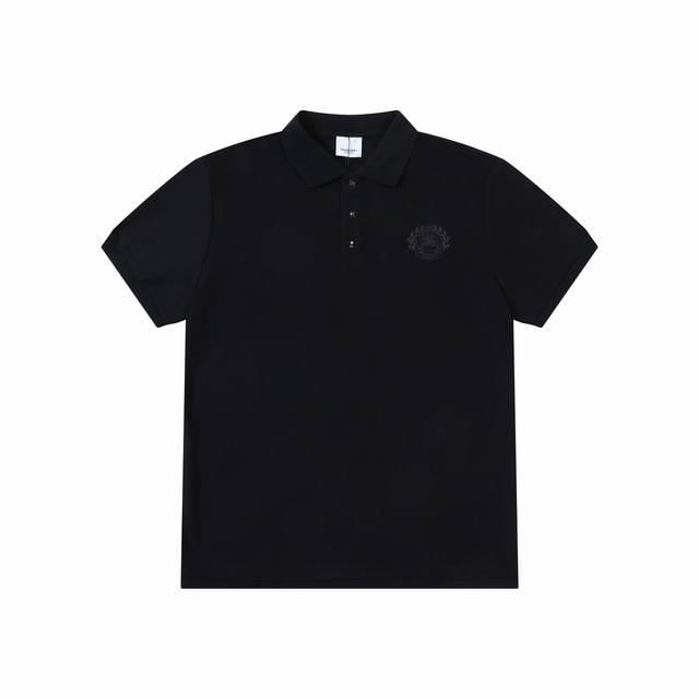 巴宝莉 Burberry 胸口战马微标刺绣polo衫 面料选择：专柜定制面料 选用珠地网眼布棉质面料打造，表面分布细密的网眼结构，增强其透气性。棉纱原料保留了天