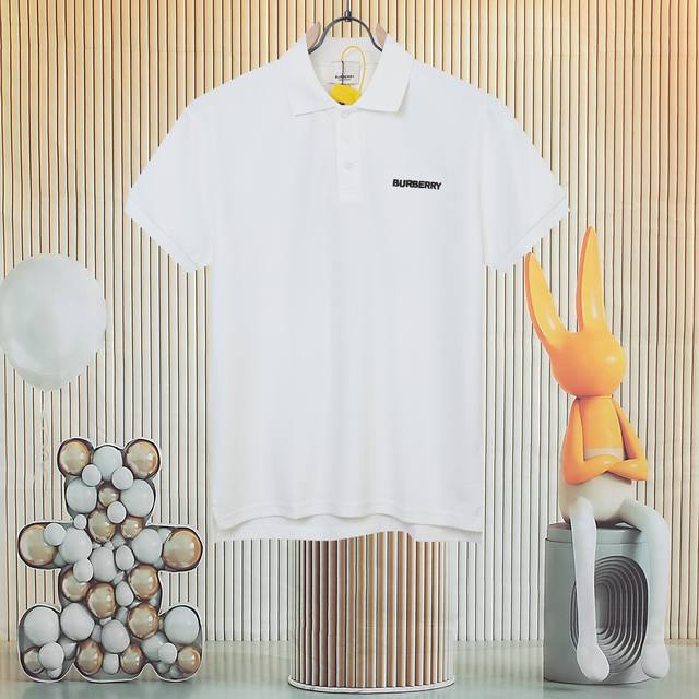 Burberry锁链刺绣polo衫 面料选择：专柜定制面料 选用珠地网眼布棉质面料打造，表面分布细密的网眼结构，增强其透气性。棉纱原料保留了天然的亲肤性，通过精