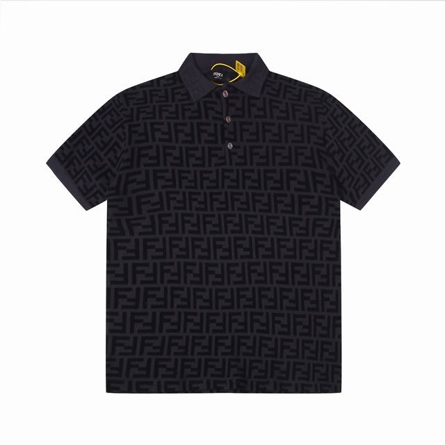 Fendi芬迪经典Logo标志前后满印提花针织毛织polo衫 此款针织短袖工艺精致细腻，面料丝滑超级透气，手感肤感高级柔顺，细纱针织弹性面料，轻盈透气无丝毫束缚