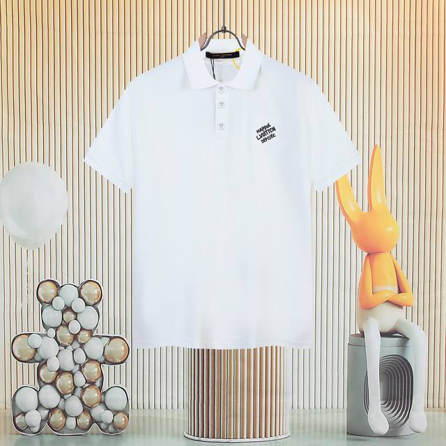 Louis Vuitton 路易威登高品质翻领polo衫 胸前经典Lv字母标语 绣花设计彰显个性 使整个线条更加流畅舒适 面料选择：专柜定制面料 选用珠地网眼布