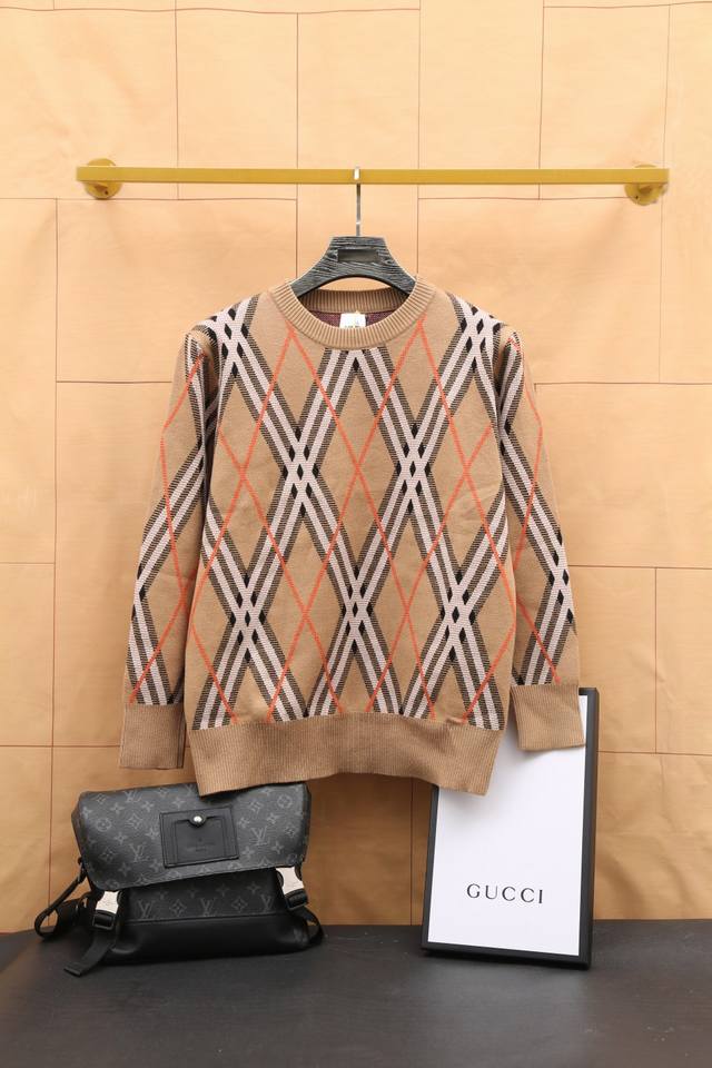 Burberry 巴宝莉 拼色斜格纹圆领卫衣 男女同款 情侣素款 全部对色定染羊绒混纺羊毛针织衫 呈现提花精纺的斜格纹图案 柔软亲肤 双层针织很厚实 面料柔软极