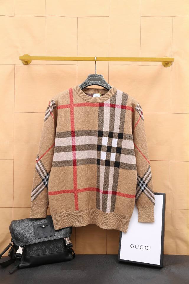 Burberry 巴宝莉 拼色格纹圆领卫衣 男女同款 情侣素款 全部对色定染羊毛针织衫 呈现提花精纺的格纹图案 柔软亲肤 双层针织很厚实 面料柔软极为舒适 亲肤